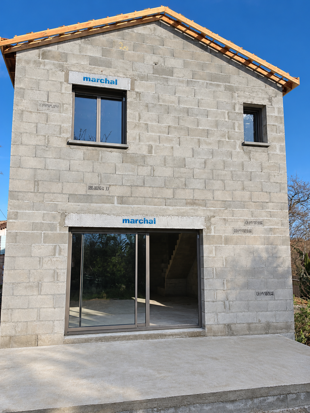 Façade en chantier avec coffres Marchal