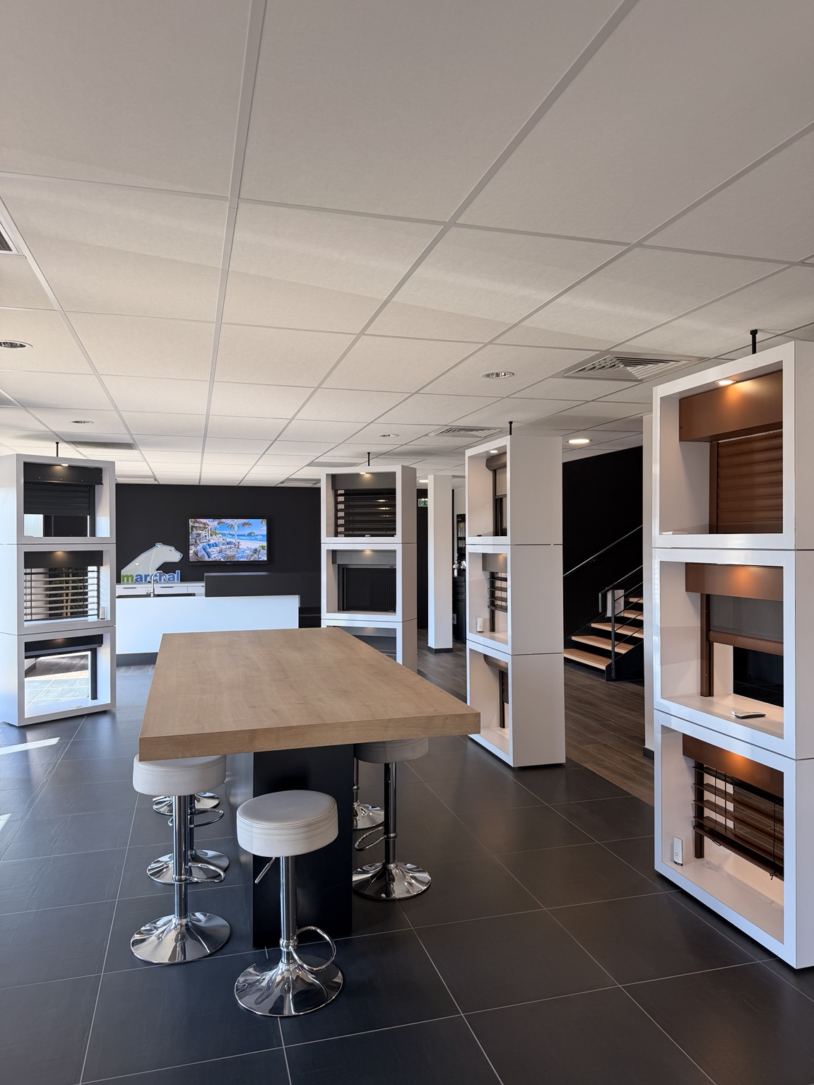 Showroom Marchal : présentoirs de produits et table de conseil